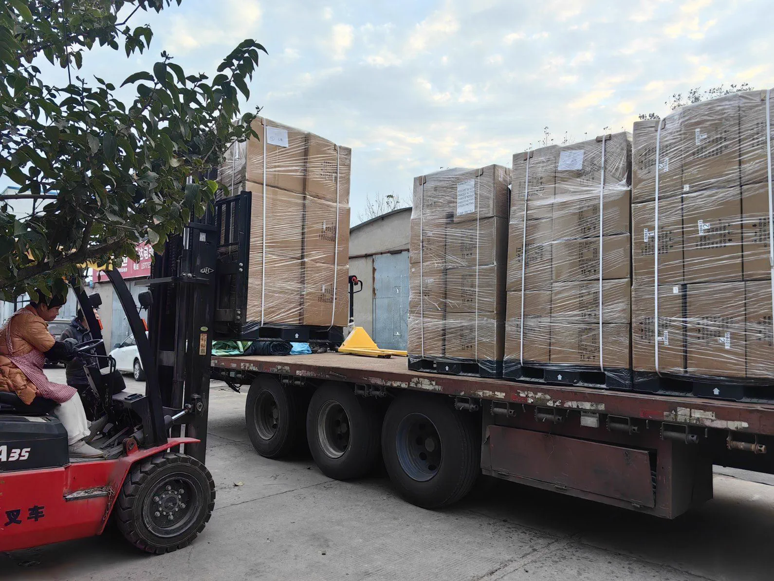 Q4 peak season logistics for glass pipe shipping